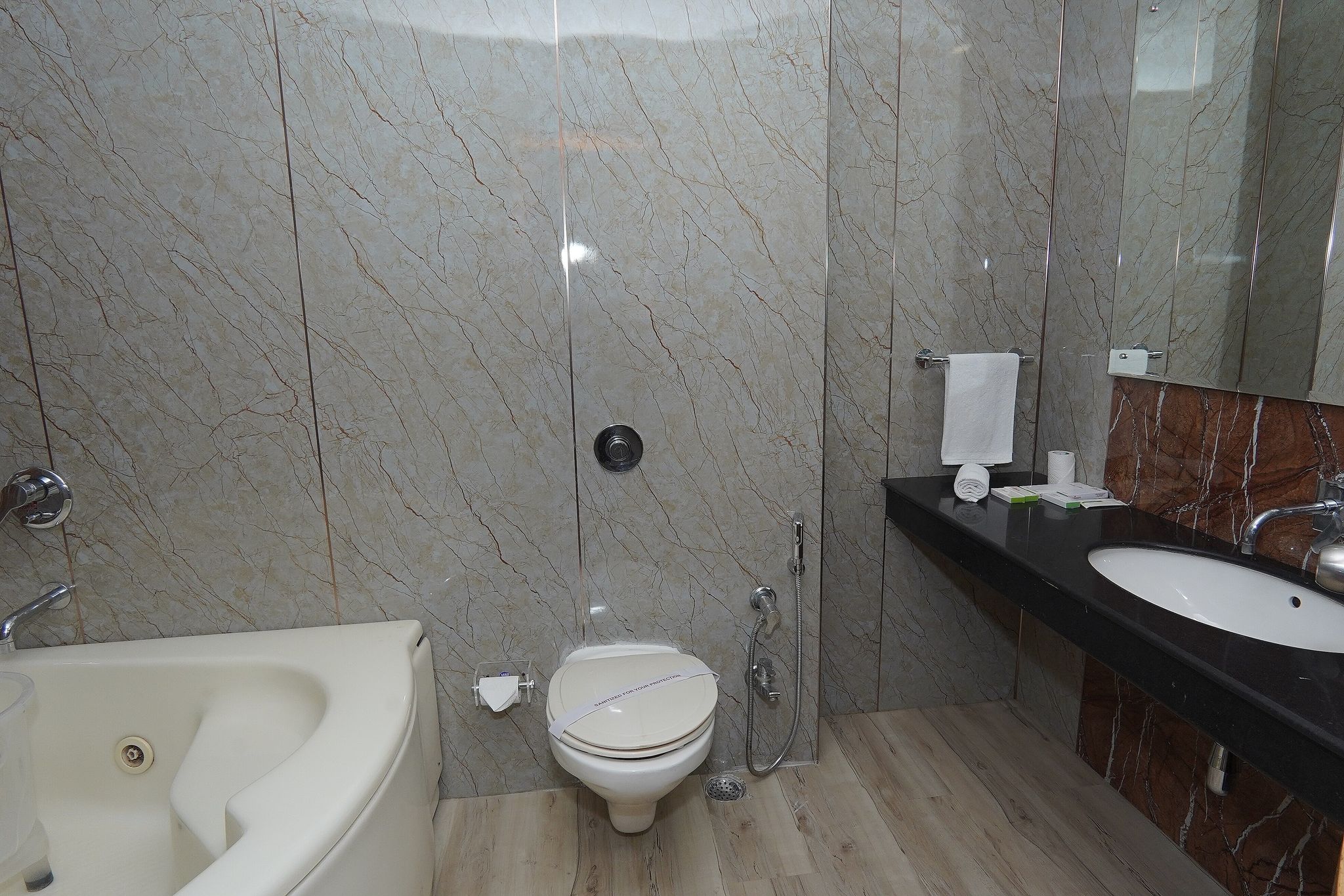 Landmark Shimla - With Elevator Access To Mall Road Honeymoon Deluxe (Jacuzzi On Chargeable Basis) 5