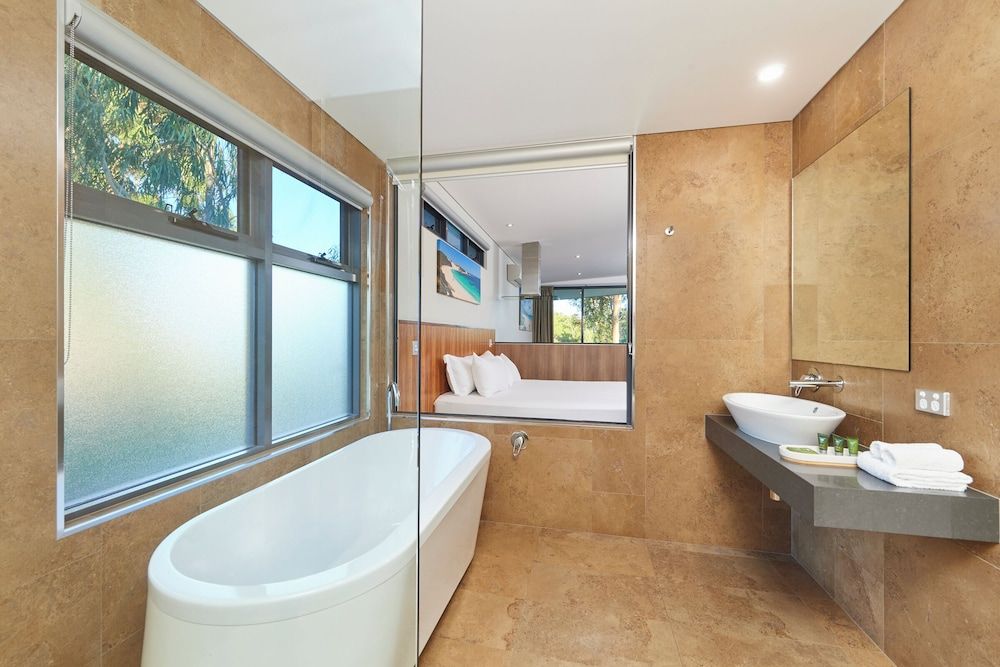 Eight Willows Retreat Two Bed King Spa Chalet 4