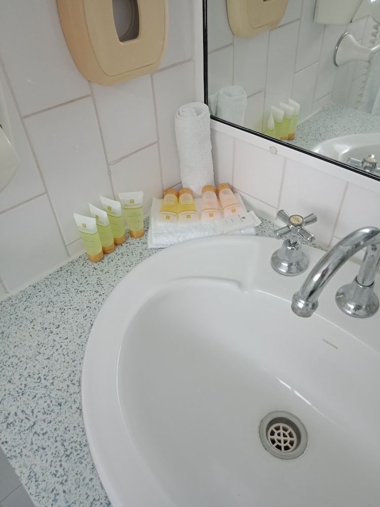 Annerley Motor Inn Twin Room, Multiple Beds, City View 10