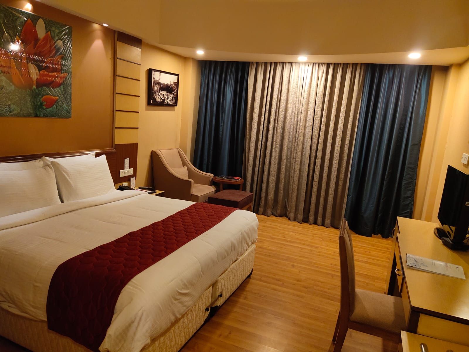 The Plaza Standard Room-Twin or Double Bed 2