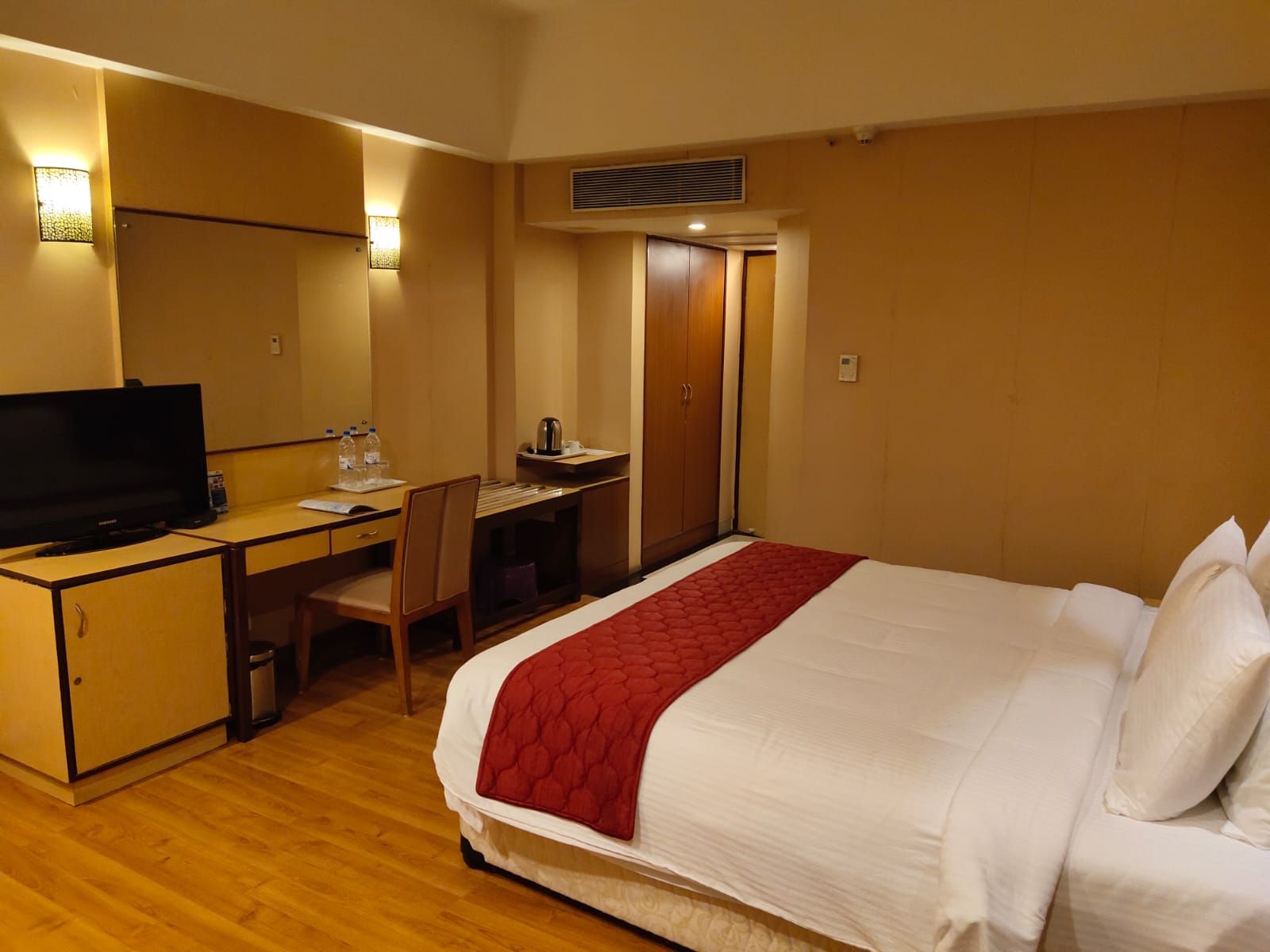 The Plaza Standard Room-Twin or Double Bed 3