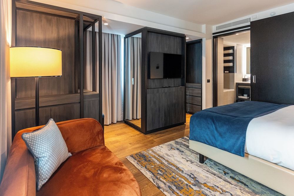 Standard Room, 1 King Bed, Club Lounge Access