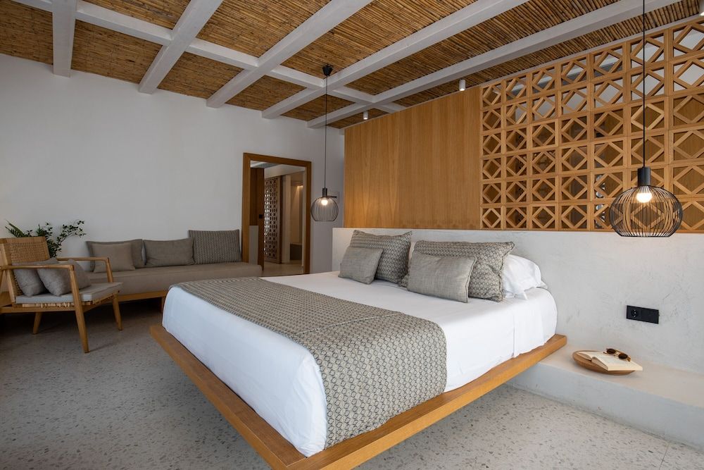 Penthouse Suite with Outdoor Jacuzzi