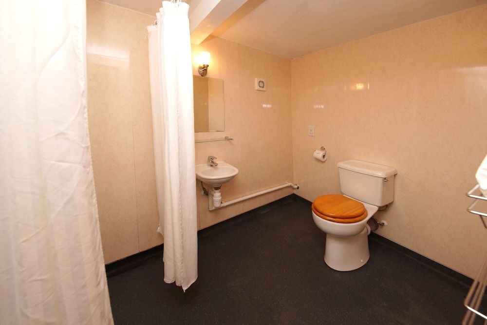Basic Double Room, Ensuite (Bed Disabled Facilities)