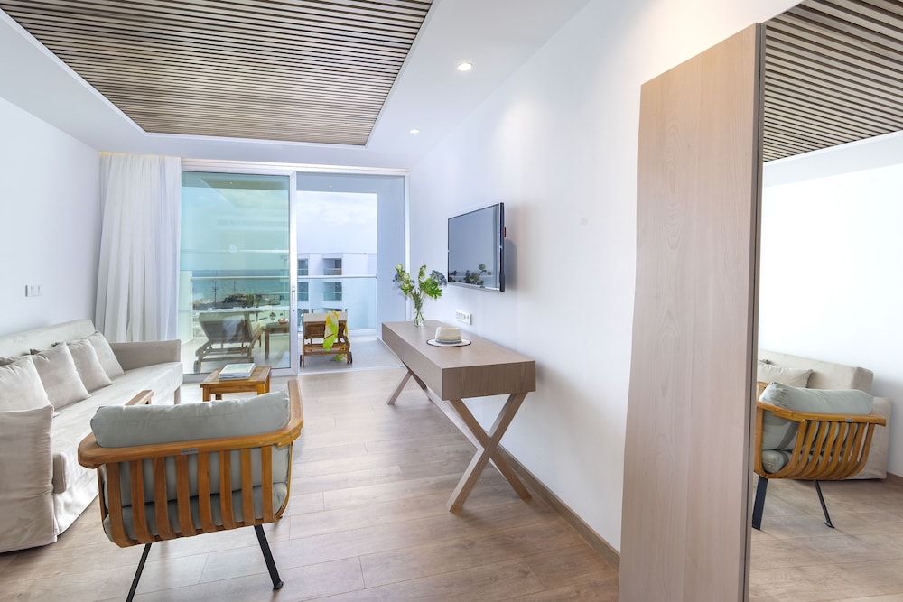 Limanaki Beach Hotel Executive Suite 4