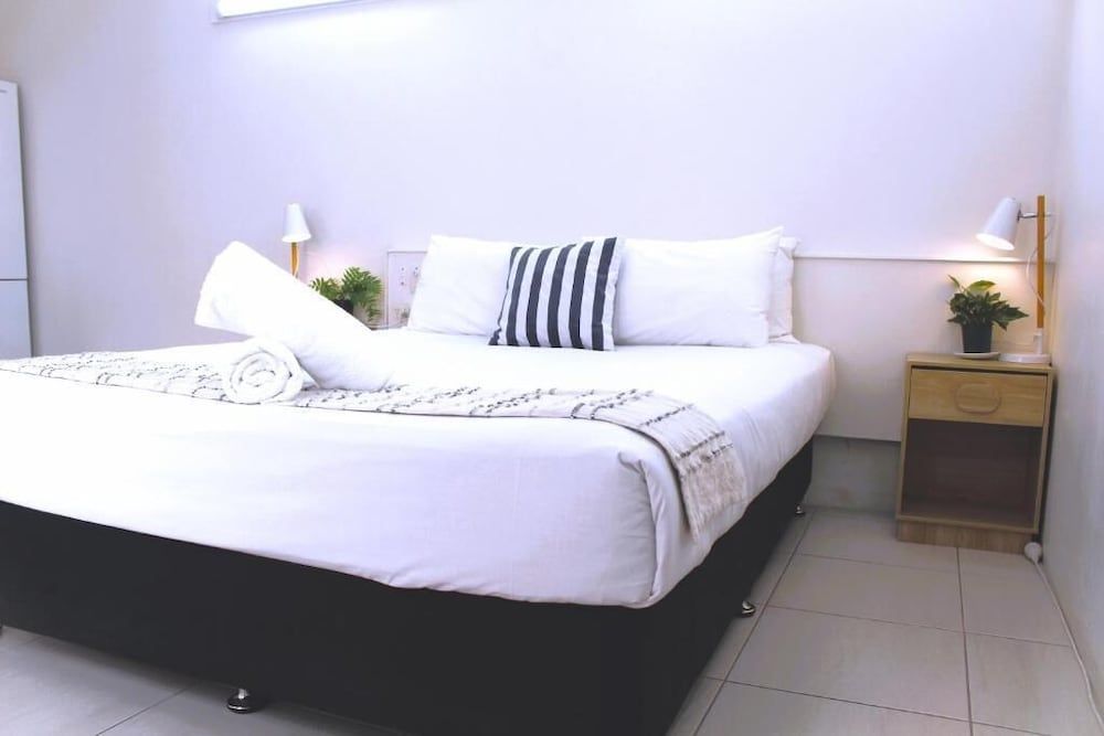 Camden Motor Inn Deluxe Studio Suite, 1 Queen Bed 3