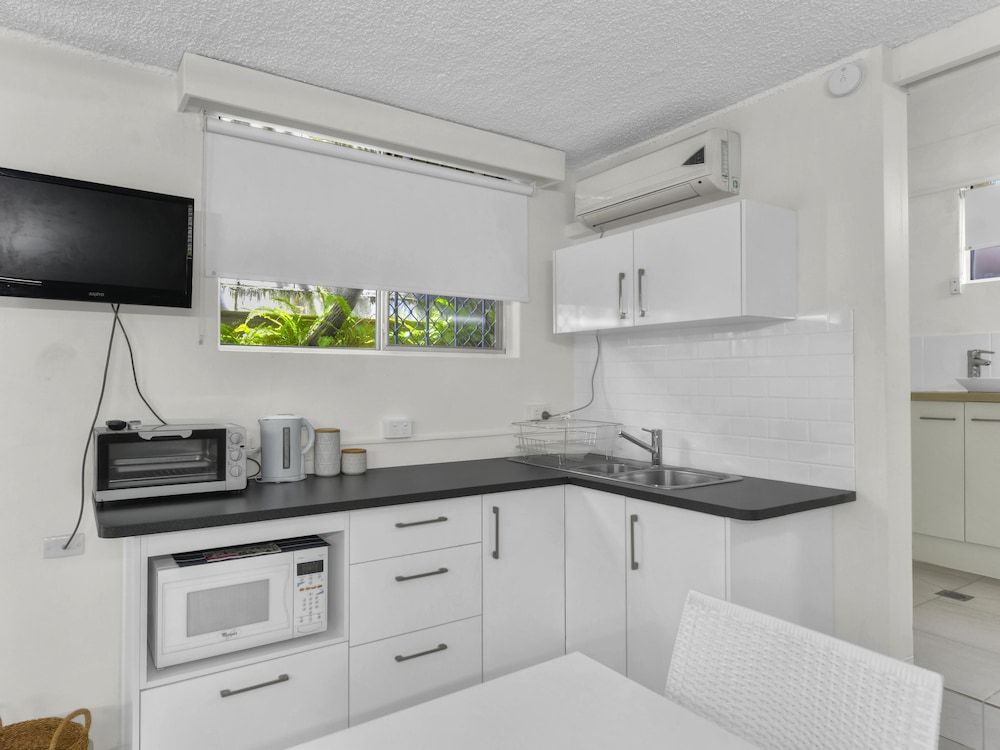 Camden Motor Inn Deluxe Studio Suite, 1 Queen Bed 7