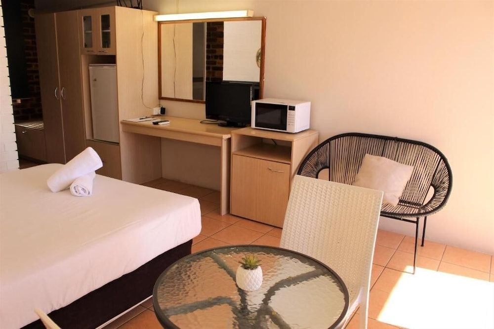 Camden Motor Inn Queen Room 4