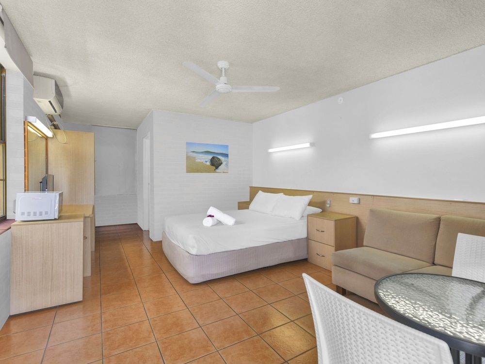 Camden Motor Inn Queen Room