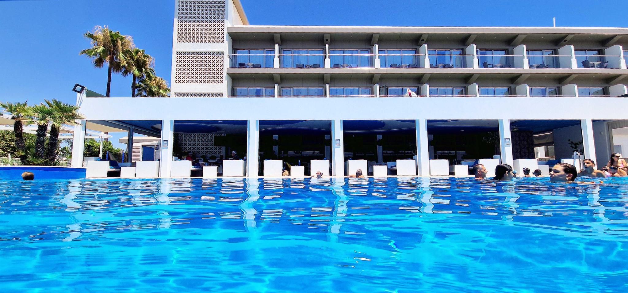 swimming pool [outdoor]