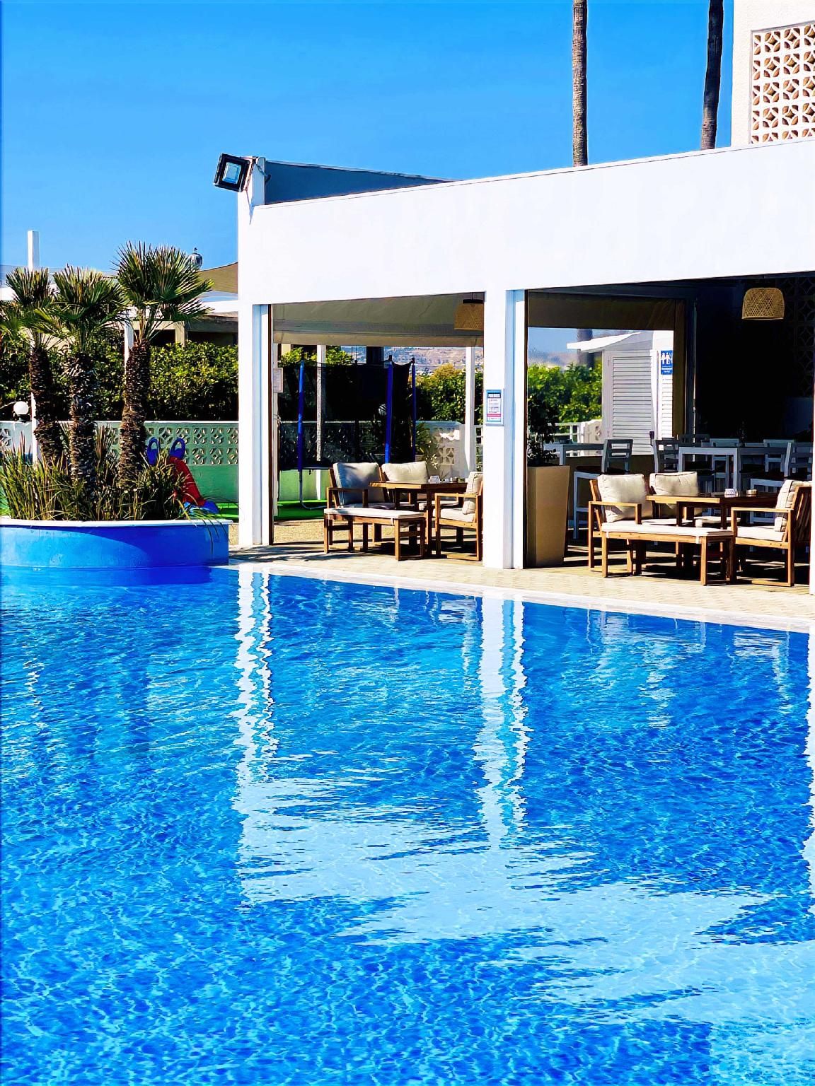 swimming pool [outdoor]