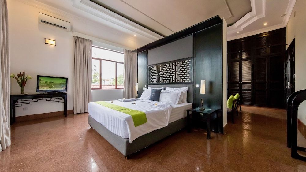 undefined White Mansion 4