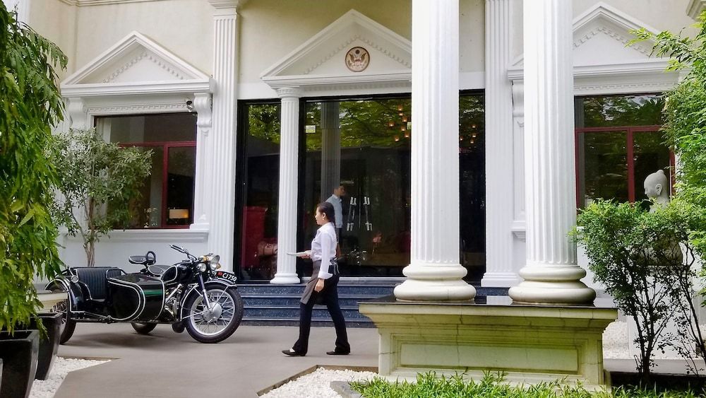 undefined White Mansion 7