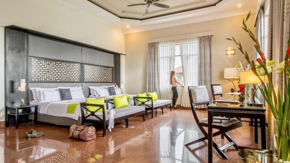 undefined White Mansion 2