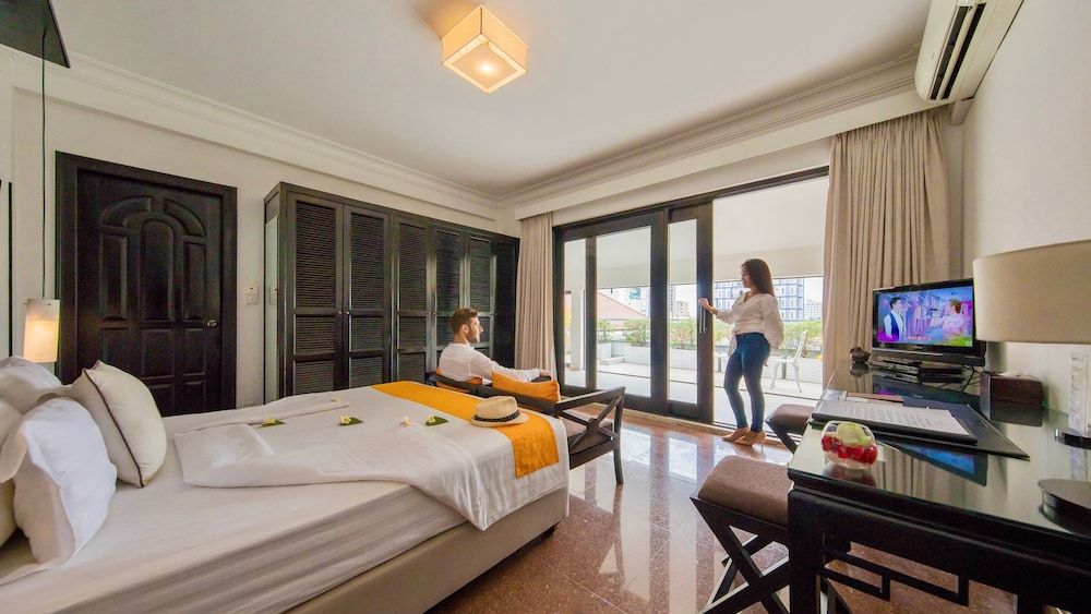 undefined White Mansion