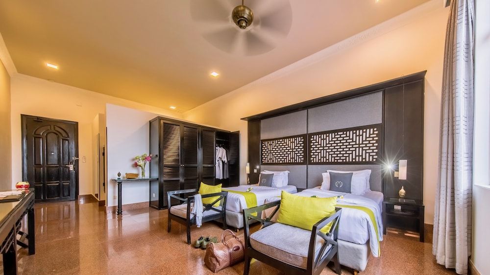 undefined White Mansion 5