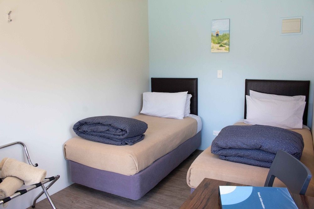 Hot Water Beach TOP 10 Holiday Park Standard Twin Cabin 2