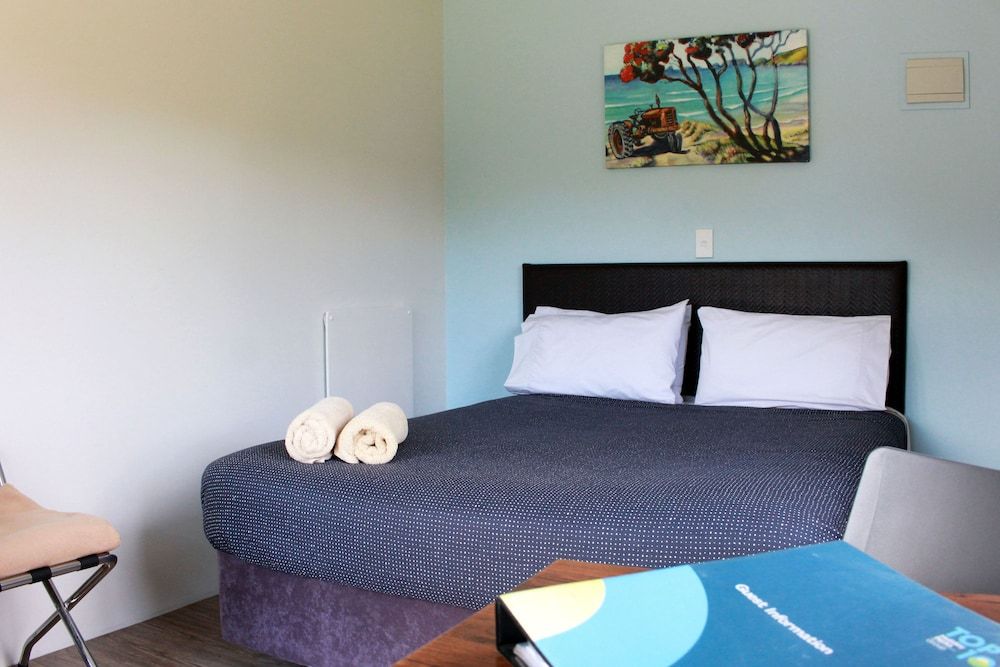 Hot Water Beach TOP 10 Holiday Park Standard Queen Cabin