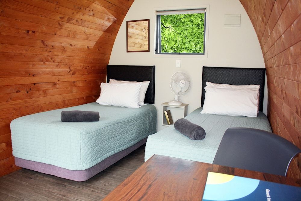 Hot Water Beach TOP 10 Holiday Park Deluxe Standard Cabin 3