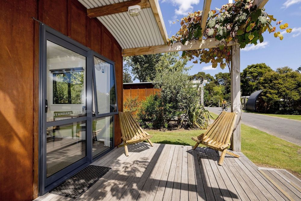 Hot Water Beach TOP 10 Holiday Park Standard Queen Cabin 5