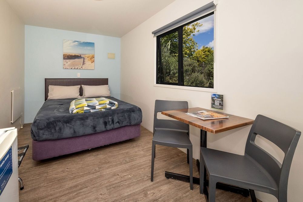 Hot Water Beach TOP 10 Holiday Park Standard Queen Cabin 4