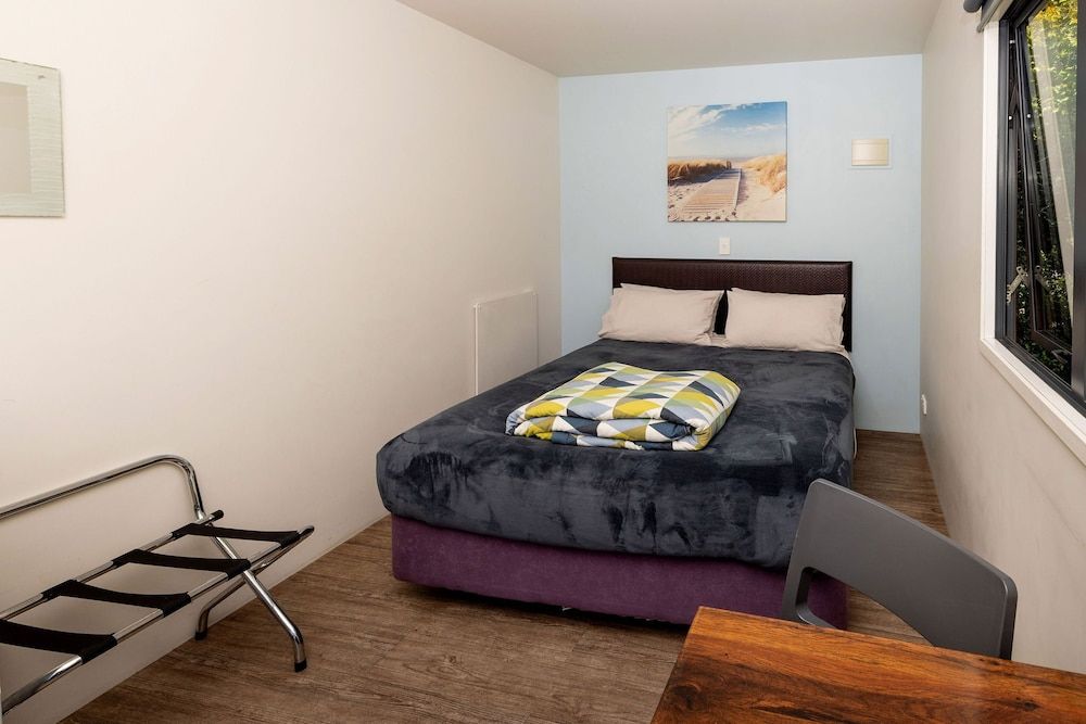 Hot Water Beach TOP 10 Holiday Park Standard Queen Cabin 2