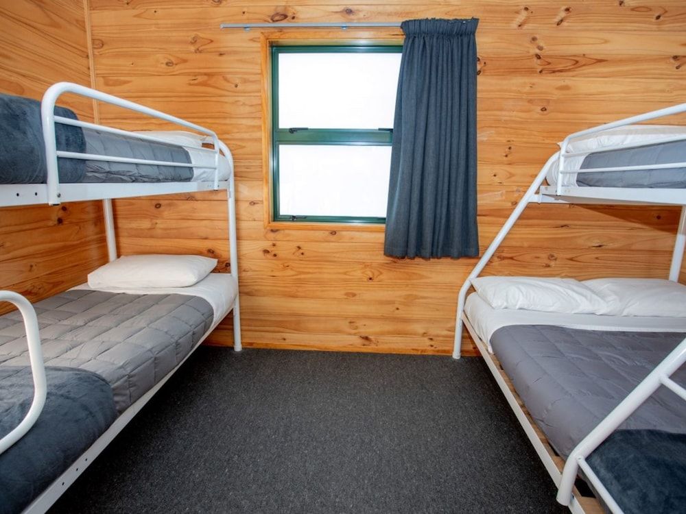 Motueka TOP 10 Holiday Park Family Standard Cabin - Shared Bathroom 3