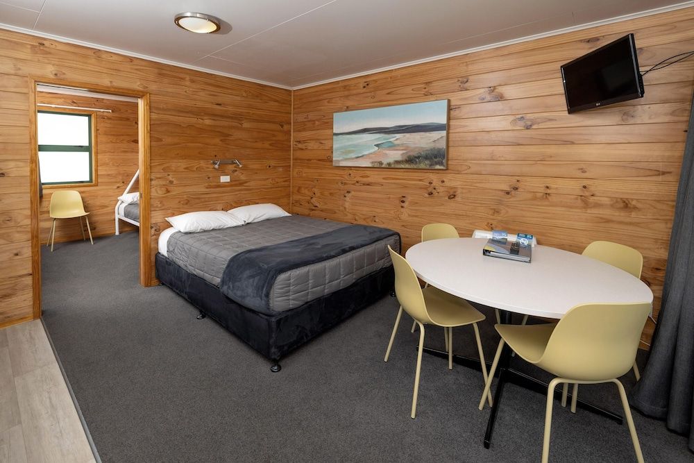 Motueka TOP 10 Holiday Park Family Standard Cabin - Shared Bathroom