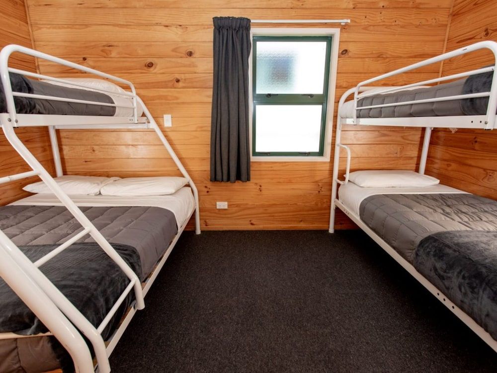 Motueka TOP 10 Holiday Park Kitchen Cabin - Shared Bathroom