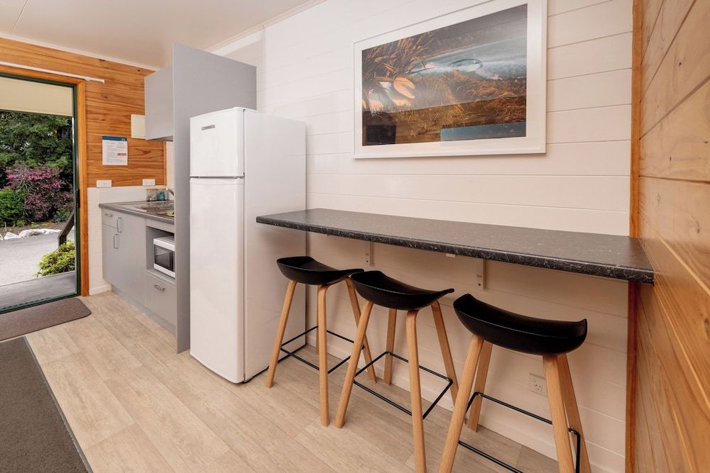 Motueka TOP 10 Holiday Park Family Standard Cabin - Shared Bathroom 5