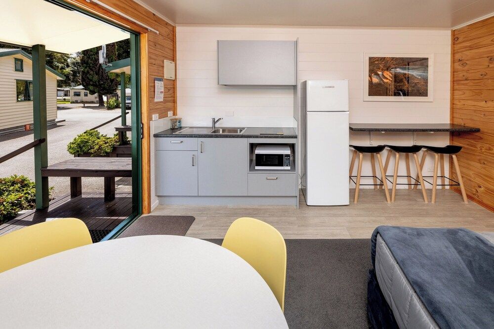 Motueka TOP 10 Holiday Park Family Standard Cabin - Shared Bathroom 4
