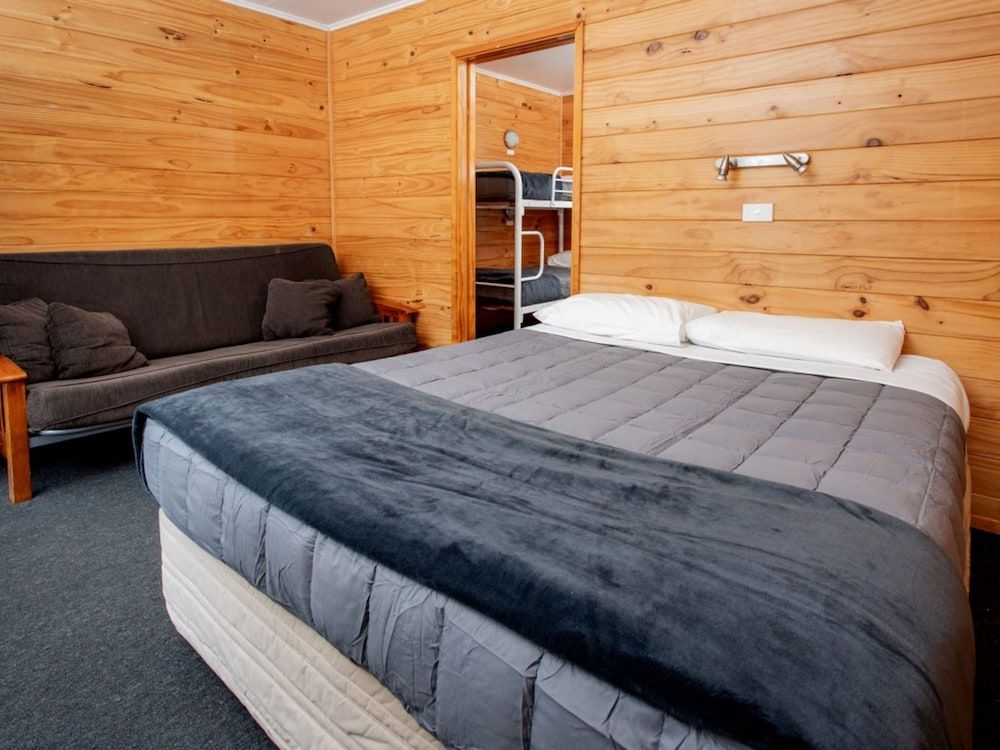 Motueka TOP 10 Holiday Park Family Standard Cabin - Shared Bathroom 2