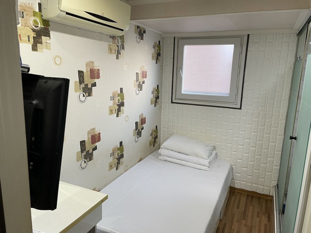 undefined Hostel Chloe 2