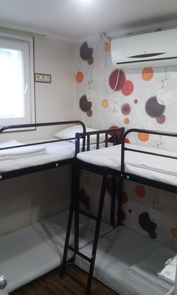 undefined Hostel Chloe 10