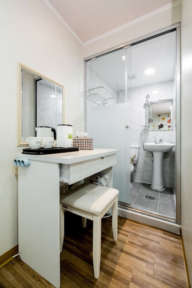 Hostel Chloe Economy Double Room 6