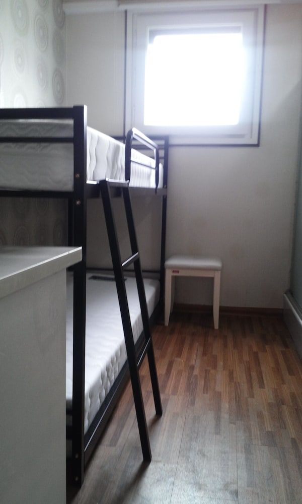undefined Hostel Chloe 9