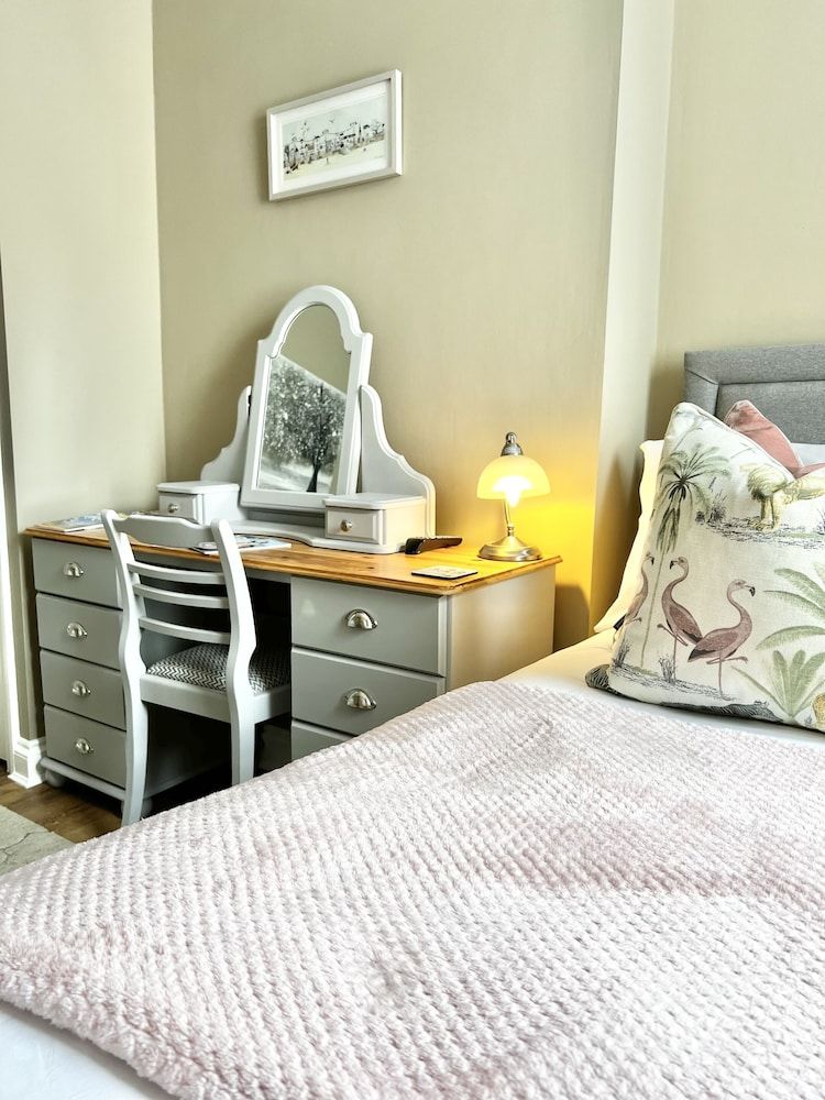 Devon House Guest House Suite, Ensuite (Guest Bed Option ) 2