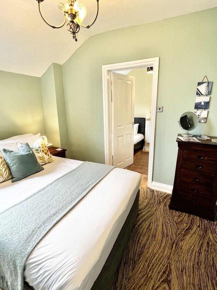 Devon House Guest House Quadruple Room, Ensuite (Adjoining Room) 4