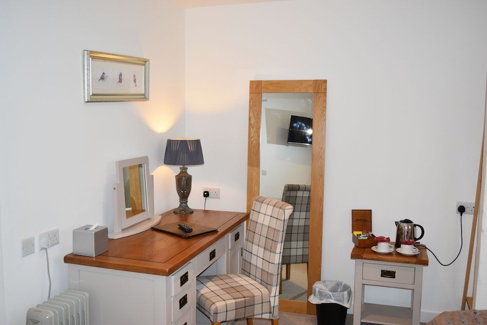 Three Horseshoes Double or Twin Room, Ensuite (Room 5) 4