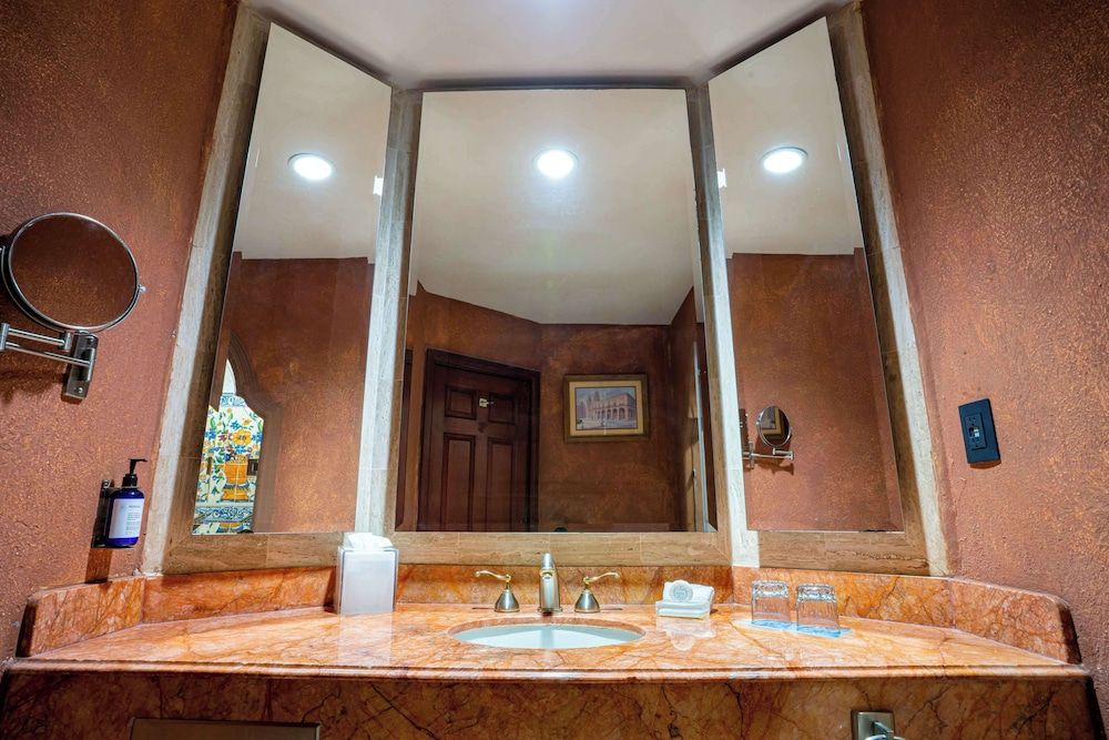 Junior Suite, Accessible (Roll-in Shower)