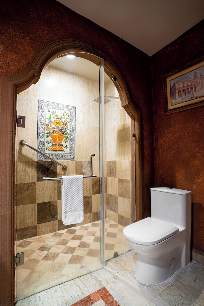 Junior Suite, Accessible (Roll-in Shower)