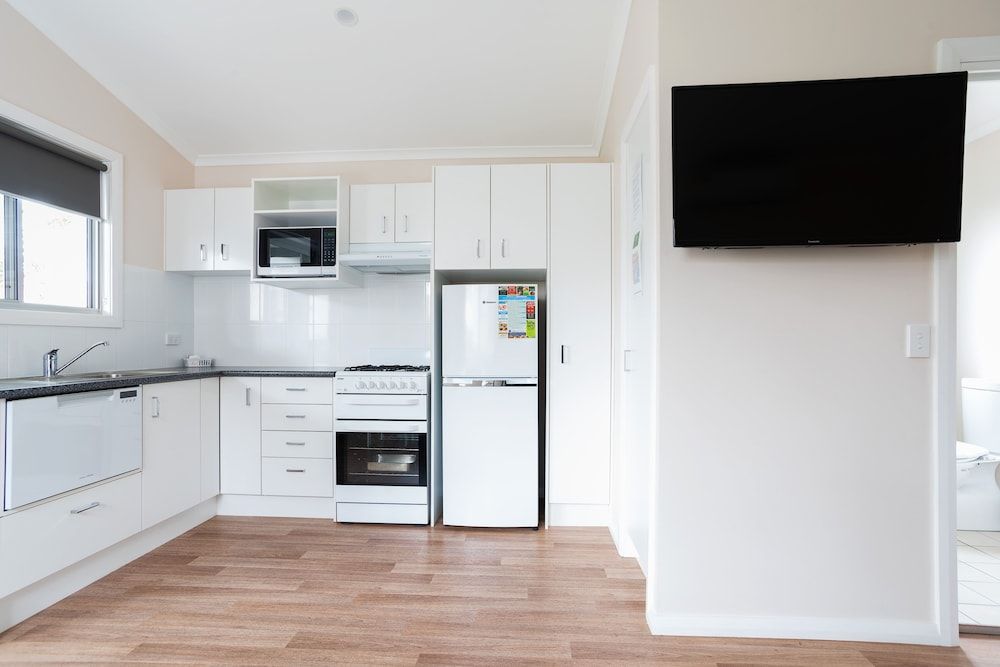 Crestview Tourist Park Deluxe Family Villa 6