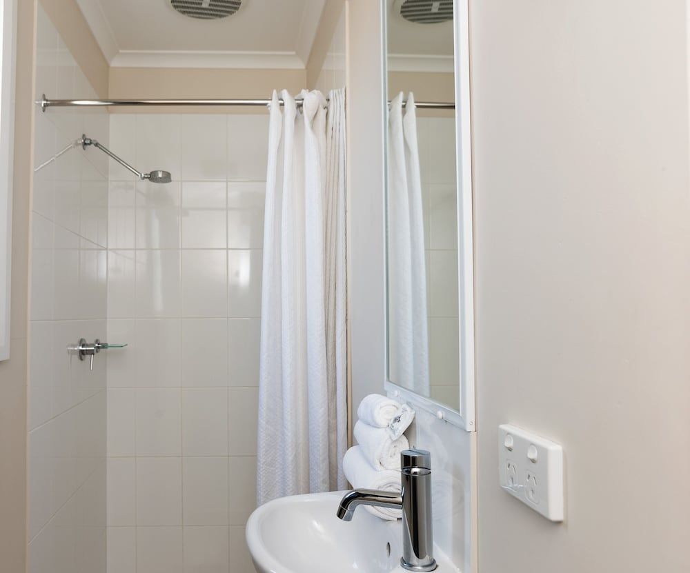 Crestview Tourist Park Deluxe Three Bedroom Cabin 9