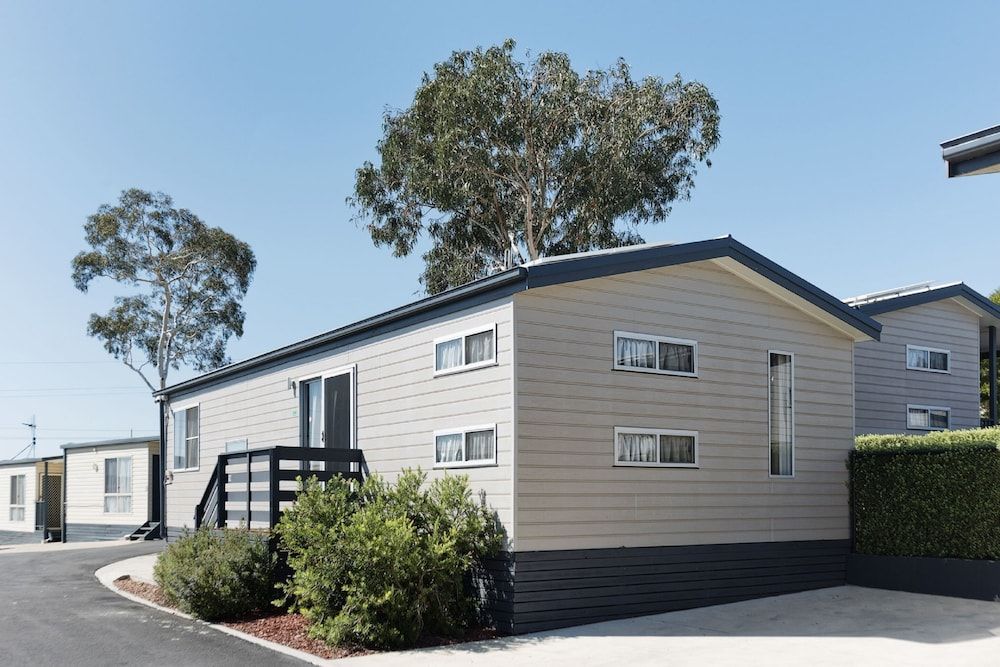 Crestview Tourist Park Deluxe Three Bedroom Cabin 10