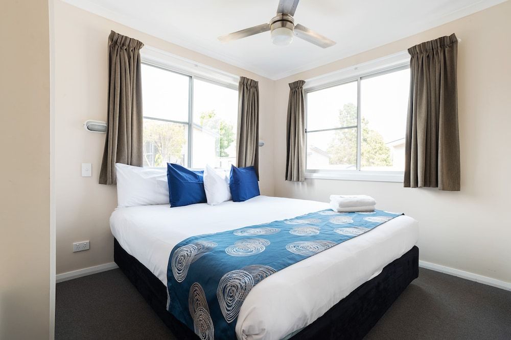 Crestview Tourist Park Deluxe Three Bedroom Cabin 3