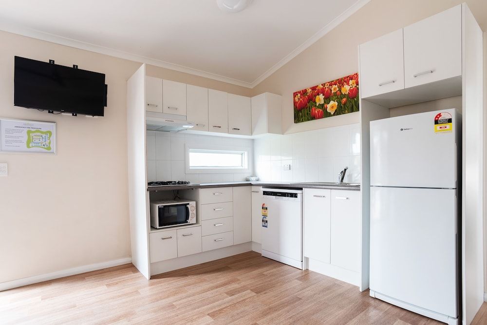 Crestview Tourist Park Deluxe Three Bedroom Cabin 4