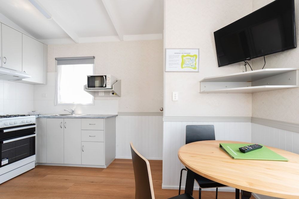 Crestview Tourist Park Family Cabin 4