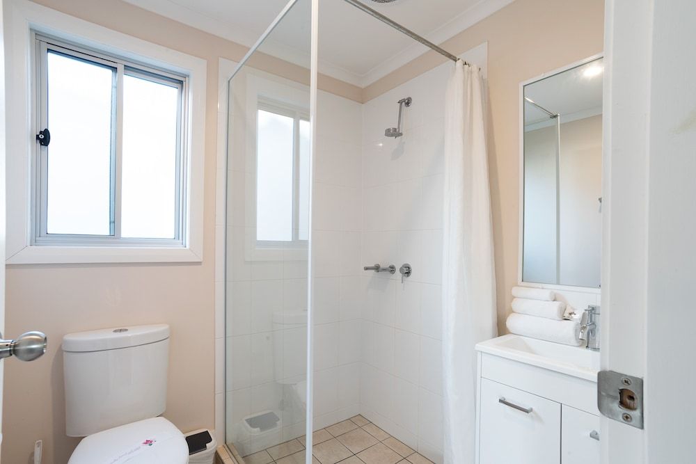 Crestview Tourist Park Deluxe Family Villa 9