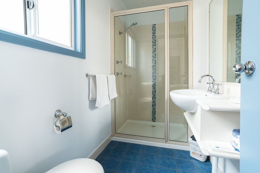 Crestview Tourist Park Family Cabin 10