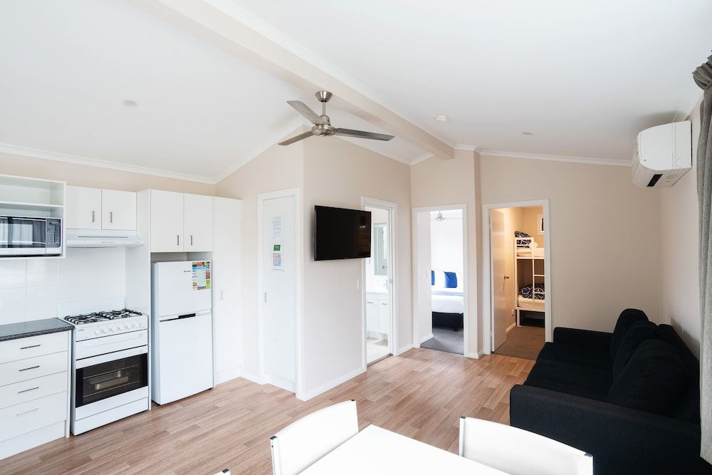 Crestview Tourist Park Deluxe Family Villa 2